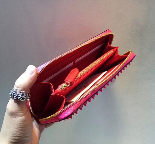 贈り物にも クリスチャンルブタン panettone spike stud 柔らかな風合い長財布 ピンク. 