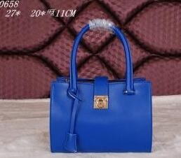 光沢感、高級感が溢れているサルヴァトーレフェラガモ バッグ 偽物、Ferragamoの青いレディースハンドバッグ.