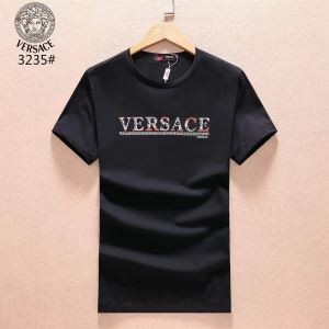 高級感を演出するVERSACEヴェルサーチ偽物英字ロゴ付きのメンズクルーネック半袖Tシャツ通販品