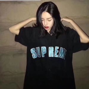 Supreme超レア2018夏最新作シュプリームコピーおしゃれ感度が高まる男女兼用ロゴ半袖Ｔシャツ2色可選択