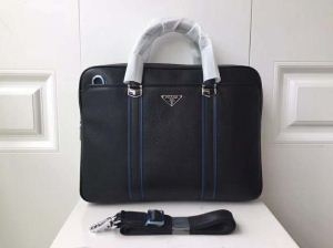 プラダ ブリーフケース ビジネスバッグ ブラック 2VE002プラダ ハンドバッグ コピーフォーマル使用頻度の高い男性用バッグ