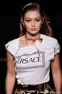VERSACE ヴェルサーチ 半袖Tシャツ 世界で誰もが憧れるブランド 一目惚れ必至2019夏季セール