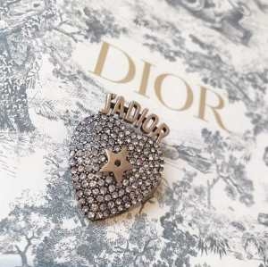 存在感のあるブランド　Dior高級感溢れる　可愛いデザイン   ディオールブローチコ...