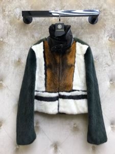 ハーフコート暖かさと軽い着心地を両立させている ルイ ヴィトン 冬のスタイルの幅が広...
