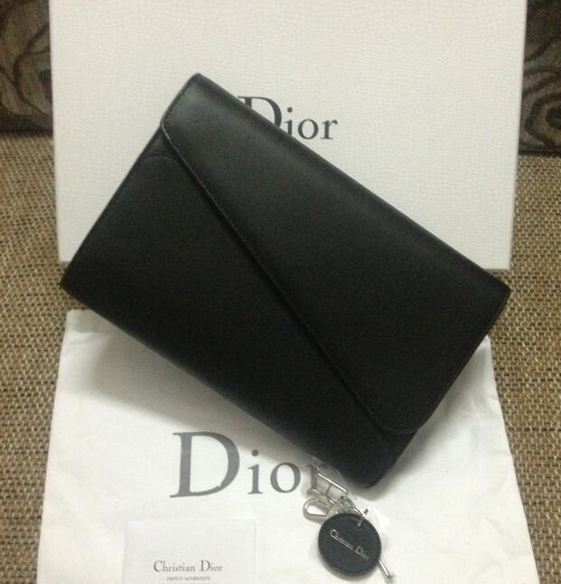 上質感のあるアイテム　ディオール　 dior 　優美なデザインの財布 .　