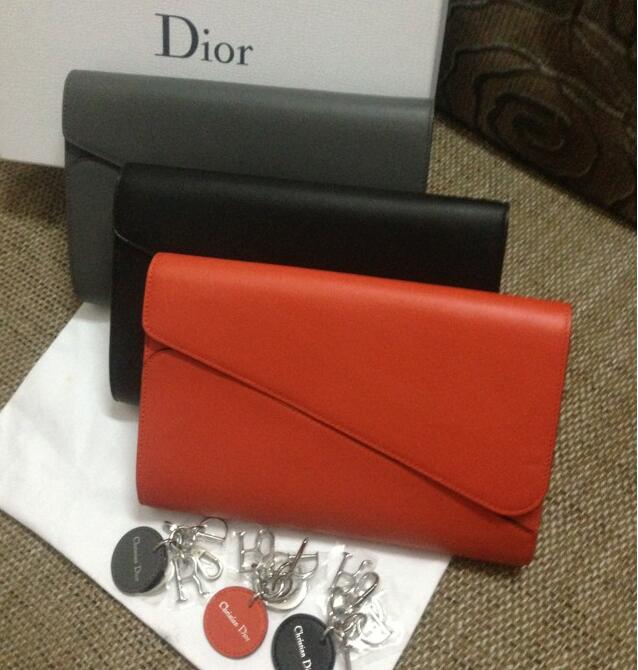上質感のあるアイテム　ディオール　 dior 　優美なデザインの財布 .　