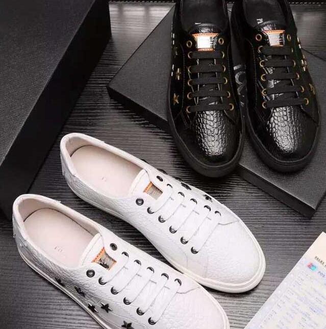 星装飾のフィリッププレイン、Philipp pleinの白、黒シューホールとシューレスがあるメンズスニーカー靴.