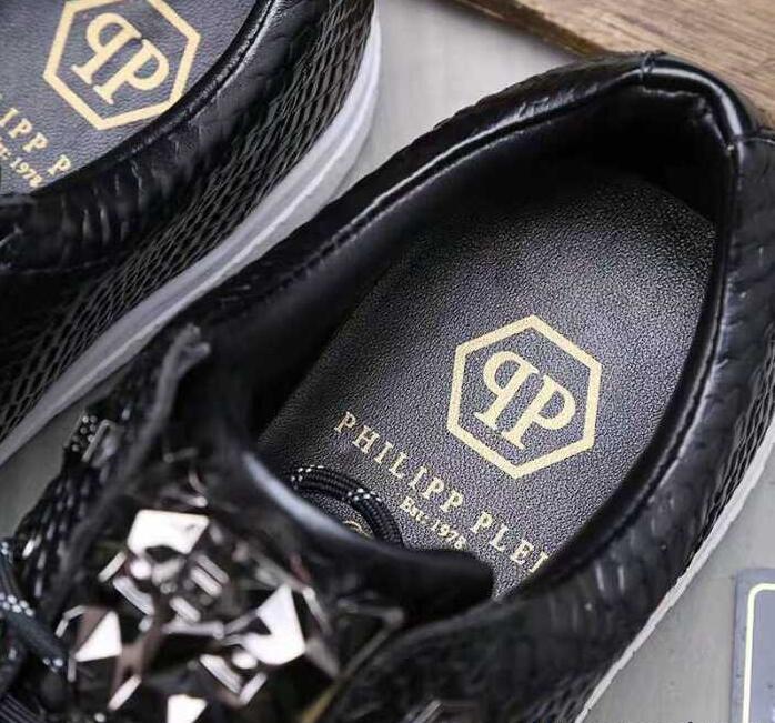 独特の蛇皮のような革のフィリッププレイン、Philipp pleinの高級感と上品さがアップするメンズスニーカー靴.