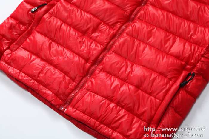 しっかり暖かな感じMONCLERモンクレール ダウンジャケットコピー ダウンコート フード付き 赤色