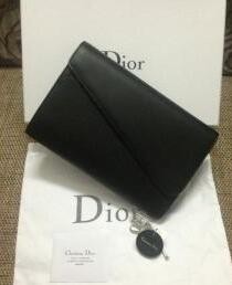 上質感のあるアイテム　ディオール　 Dior 　優美なデザインの財布 .　