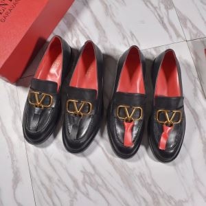 値引きセール新作　ヴァレンティノ靴コピー　ロゴ付き　VALENTINOスーパーコピーローファー　最安価格新品　セレブな雰囲気をプラス